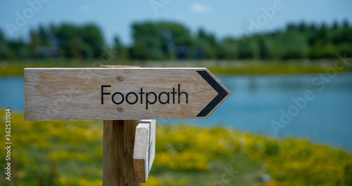 Canvas Print Wooden footpath sign in the Cotswolds, Gloucestershire, England