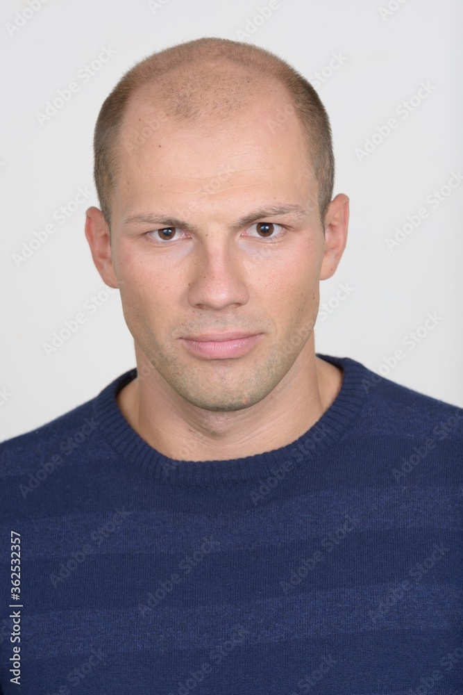 Obraz premium Face of young handsome bald man looking at camera