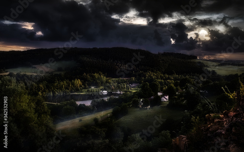 Foto des Nachttals. Schloss Cronenburg.

Abend, Nachtblick auf das Tal vom Berg Kronenburg. Geheimnisvolle Naturlandschaft. photo