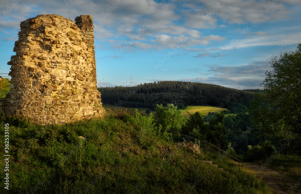 Foto, Turm, Burg der Stadt Kronenburg. Nationalpark Eifel.

Im Eifel-Nationalpark befindet sich die Kleinstadt Kroneburg. Die Stadt hat eine Burg an der Spitze. Alte Straßen, Türme. Von oben öffnet si