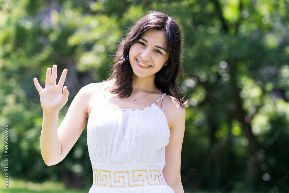 カメラに向かってポーズする女性 カメラに向かってポーズする女性