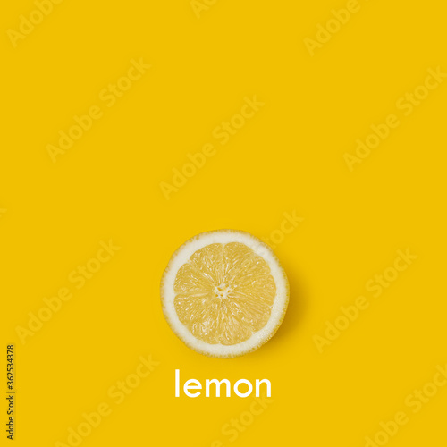 Rodaja de limón sobre un fondo amarillo brillante liso y aislado. Vista superior. Copy space. Formato cuadrado
