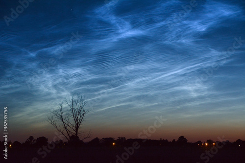 Srebrzyste obłoki NLC na nocnym niebie w Polsce