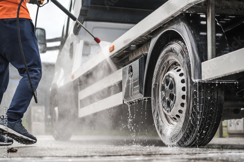 Foto Towing Truck Outdoor Pressure Washing
