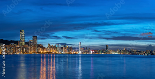 Canvas Print Panorama of Victoria harbor of Hong Kong city at dusk