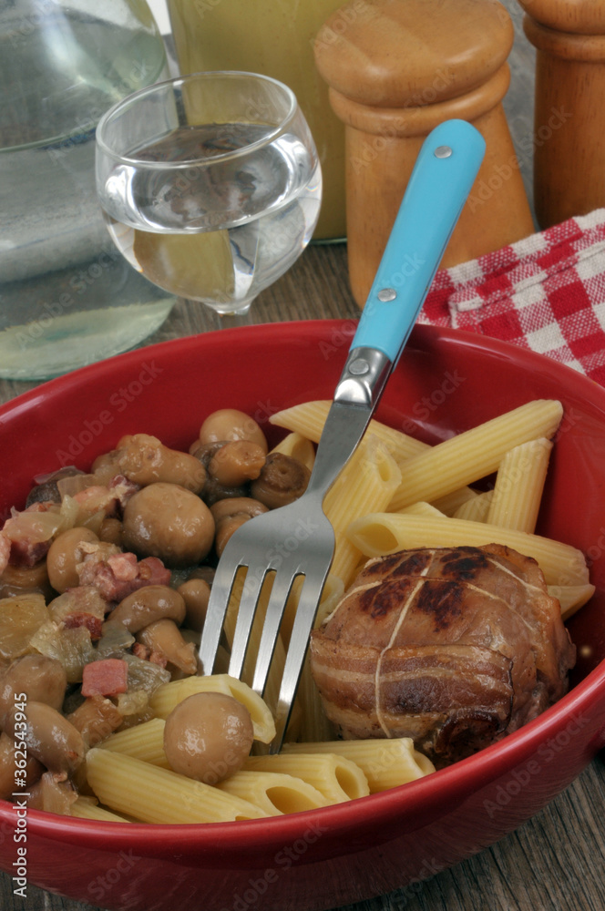 Paupiette de veau avec des pâtes et une sauce aux champignons servies