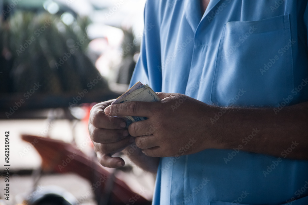 Obraz premium Mãos de pessoa com dinheiro.