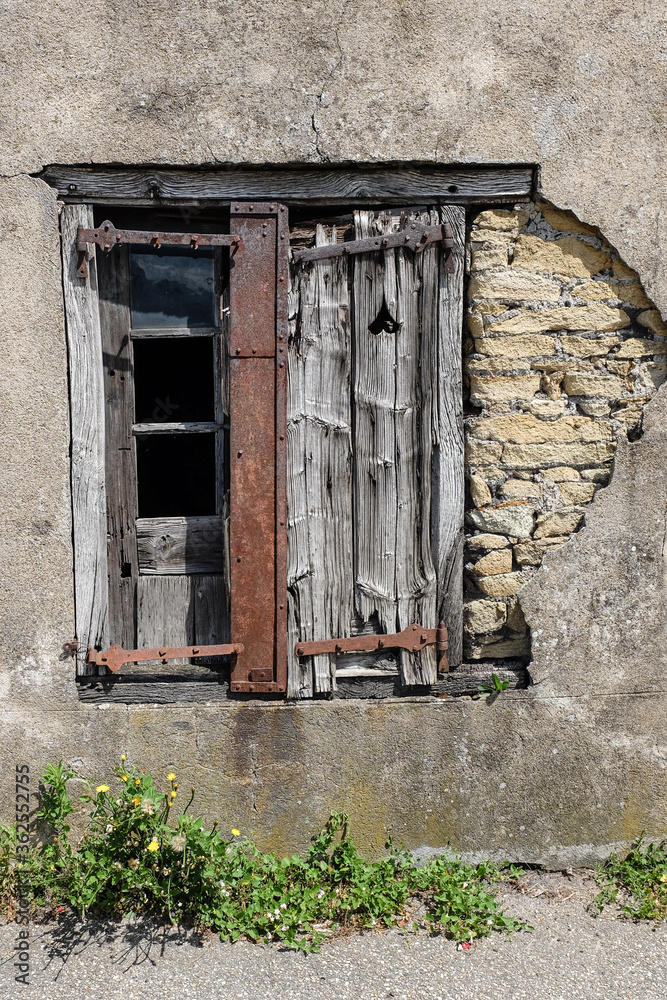 Vieille fenêtre et vieux volets Vieille fenêtre et vieux volets
