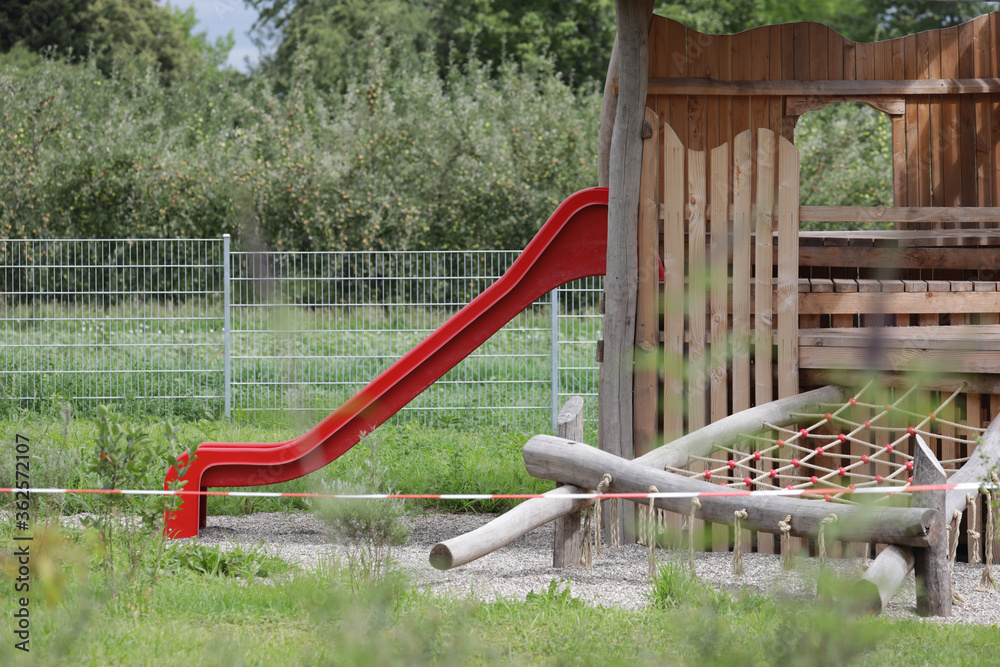 spielplatz mit einer rutsche wegen coronavirus gesperrt spielplatz mit einer rutsche wegen coronavirus gesperrt