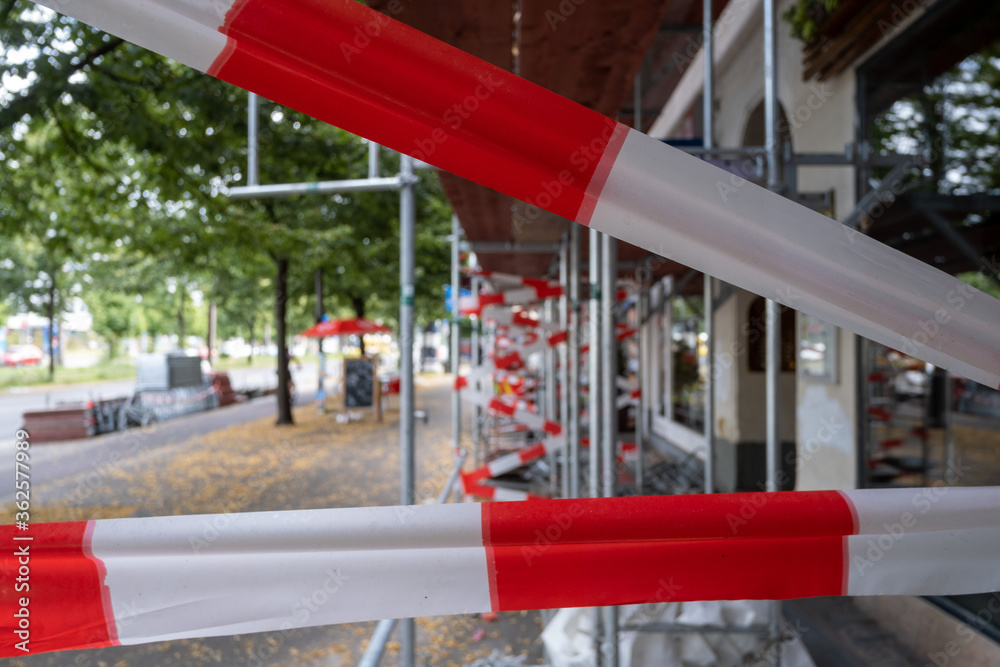 Rot-weißes Absperrband zwischen Verstrebungen eines Baugerüsts in Berlin Rot-weißes Absperrband zwischen Verstrebungen eines Baugerüsts in Berlin