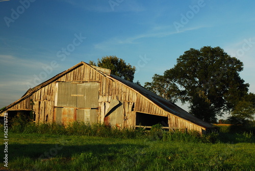 A dilapidated barn is barely standing in rural Mississippi © kirkikis