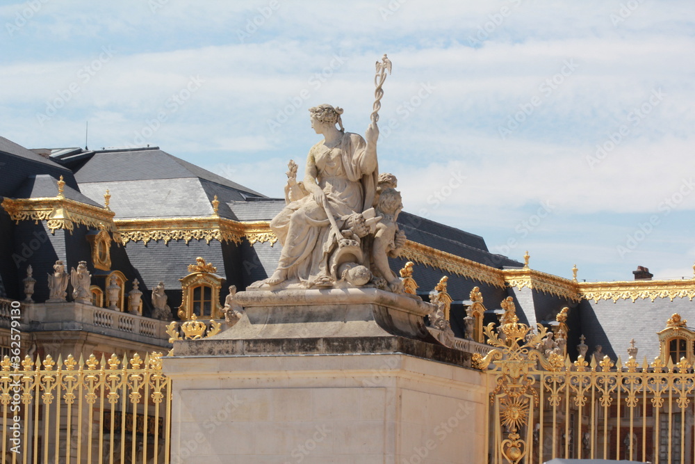 Obraz premium Sculpture near the golden gates of the Palace of Versailles, France