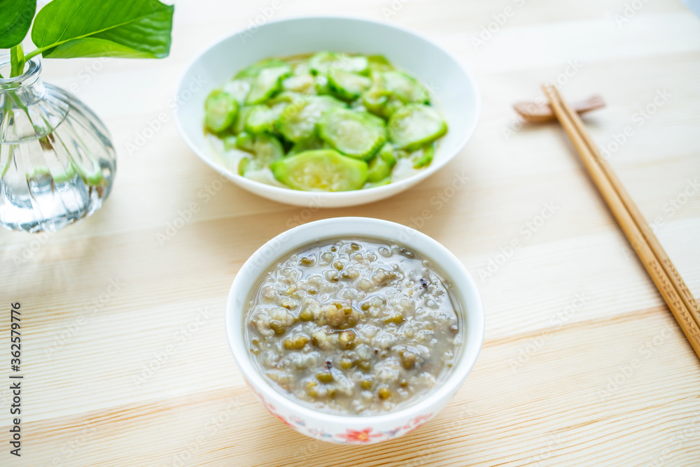 Summer light recipe green bean porridge with fried loofah Summer light recipe green bean porridge with fried loofah