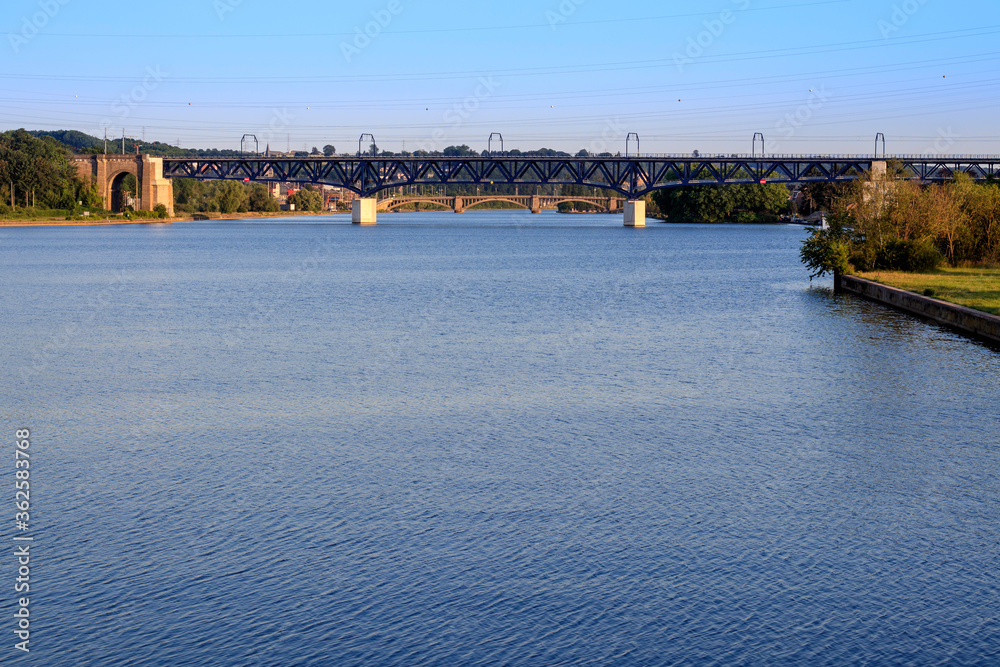 Fototapeta premium Chemin de fer sur la Meuse