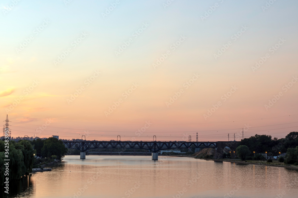 Le pont au coucher du soleil sur la Meuse