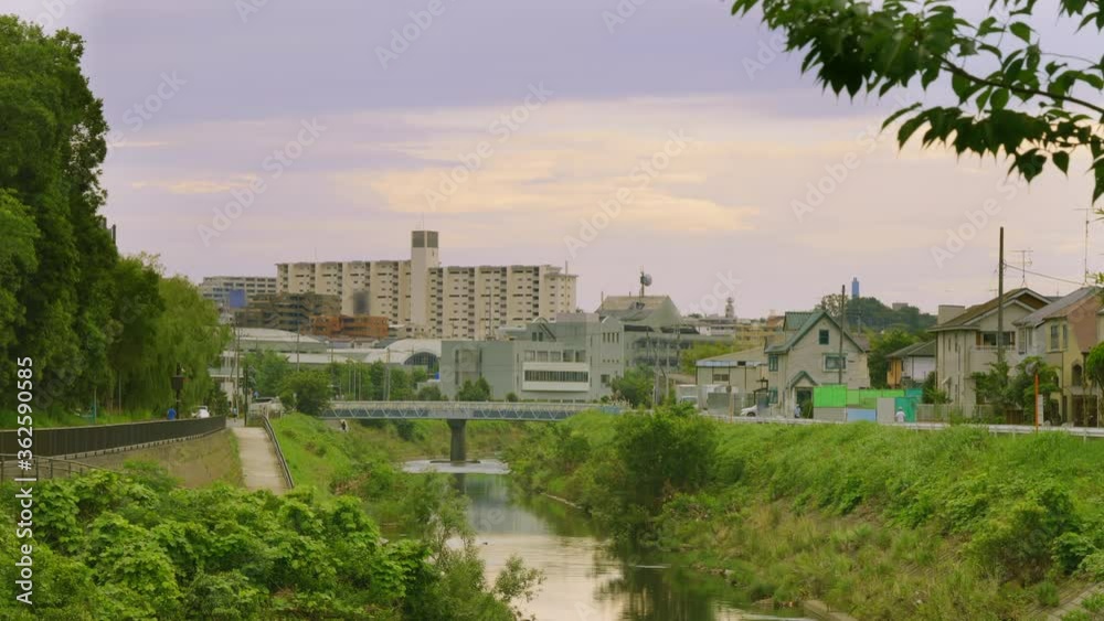夕暮れの横浜郊外の住宅街と鶴見川 夕暮れの横浜郊外の住宅街と鶴見川