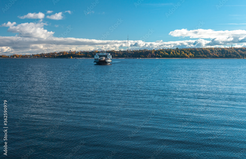 Obraz premium Korotni, Russia - 2012 October, 02: The ferry from the Kozmodemyansk city at the Volga river