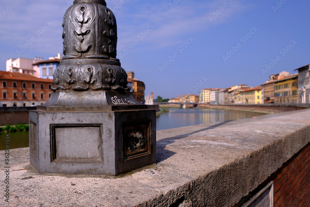 Obraz premium Lamppost at the river Arno in Pisa