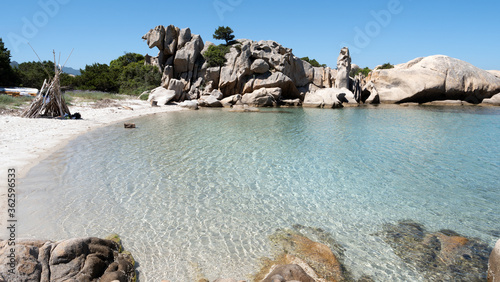 La spiaggia si trova nella località Monte Petrosu circondata da rocce granitiche modellate dal vento, sabbia finissima e acqua cristallina dal colore verde smeraldo e azzurro, fondali bassi e sabbiosi photo