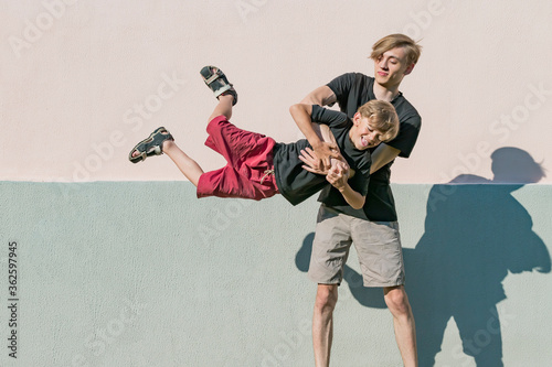 Fotografía Little boy playing with big brother