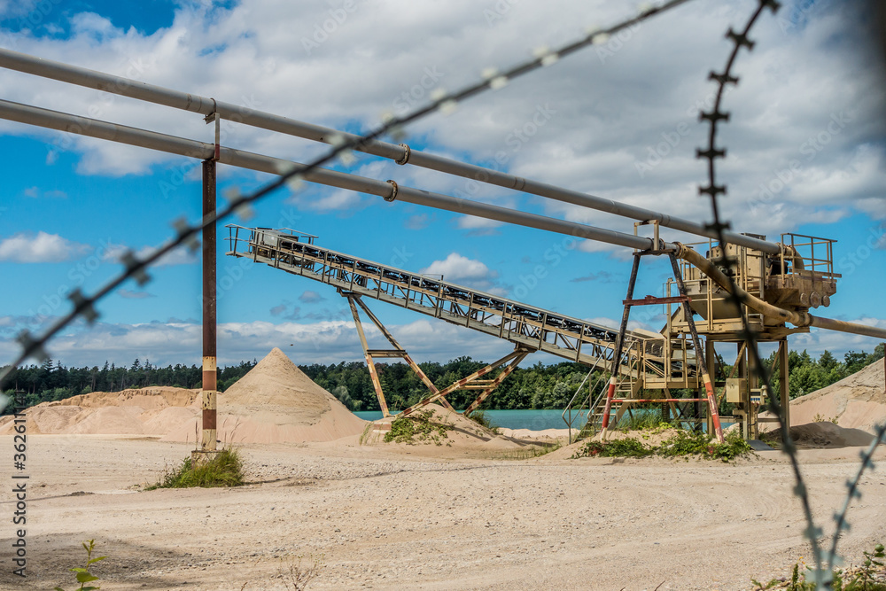 Abbau von Sand und Kies durch ausbaggern am Baggersee