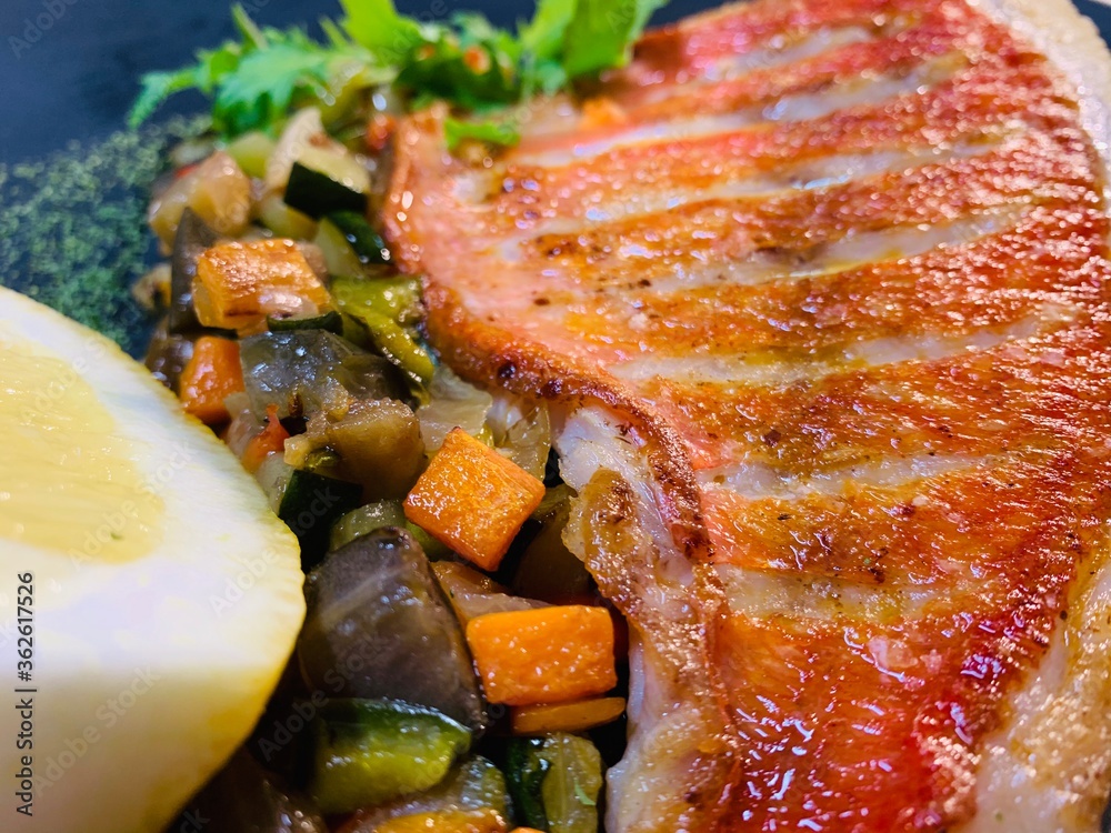 pescado a la plancha con verduras pescado a la plancha con verduras