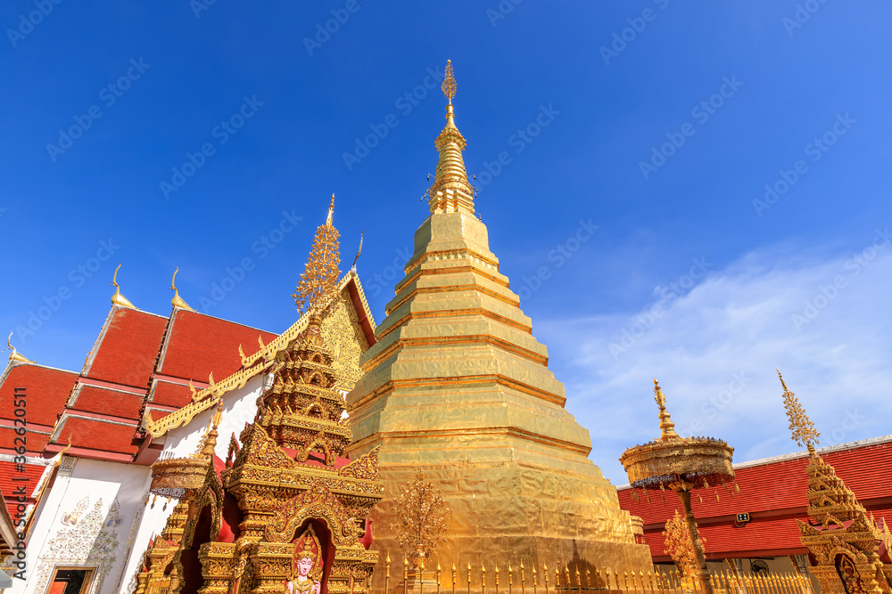 Φωτογραφία Golden pagoda for year of tiger zodiac at  Wat Prathat Cho Hae Temple in Phrae p