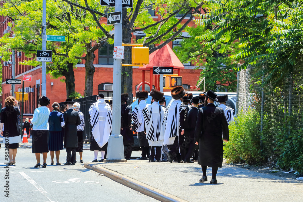 Φωτογραφία Undentified Orthodox Jews Wearing Special Clothes on Shabbat, in Williamsburg, B