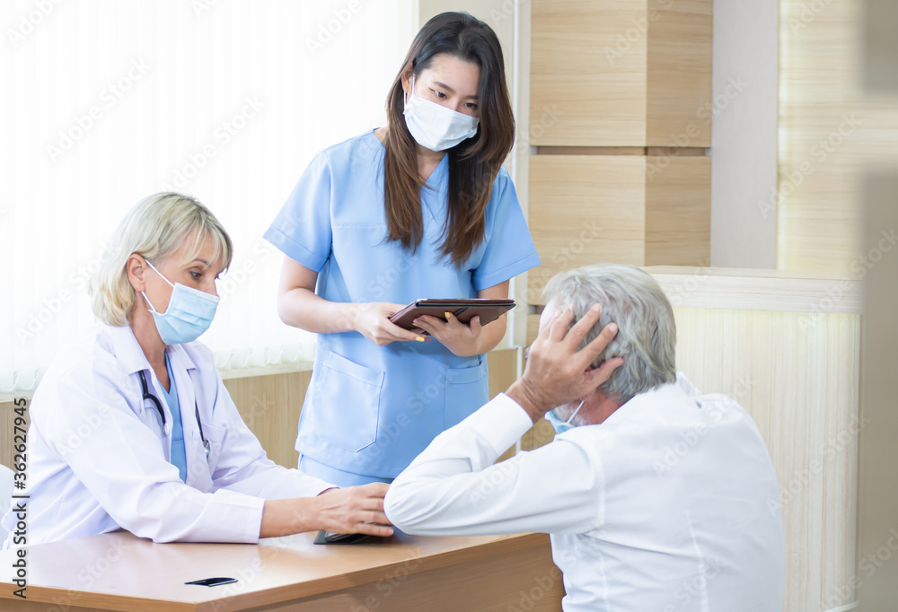 Obraz premium A doctor giving consultation to a patient