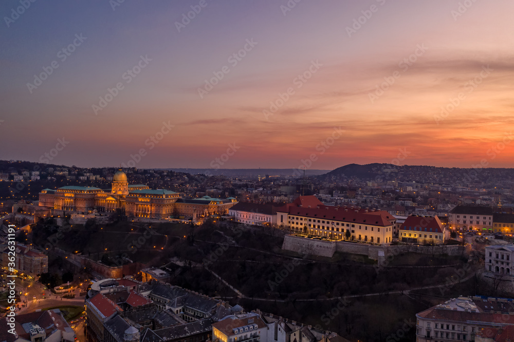 Obraz premium Aerial drone shot of Buda castle on Buda Hill during Budapest sunset