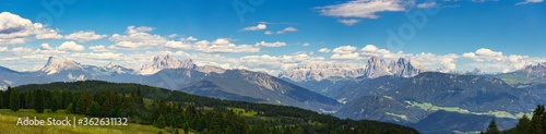 Dolomiti Alto Adige da Corno del Renon Odle sasso lungo piatto gruppo del sella, alpe di villandro, presanella