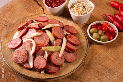 .Pepperoni sausage with onion. Very common appetizers in bars. Accompanied by farofa and pepper jelly.