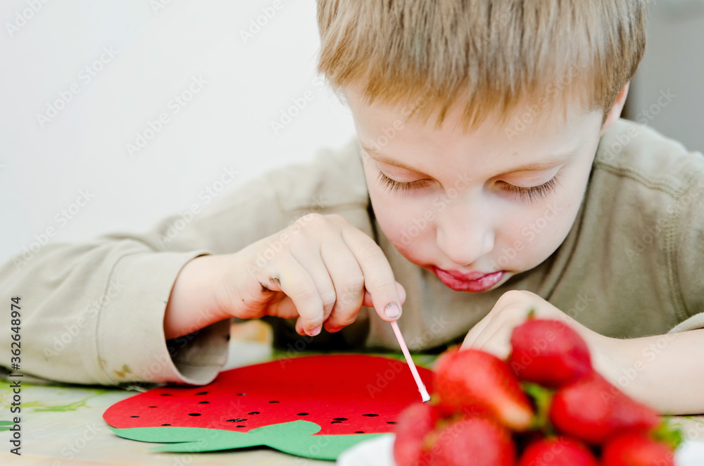 Child draws a strawberry. Exercises for hand training. Early preschool education. Child draws a strawberry. Exercises for hand training. Early preschool education.