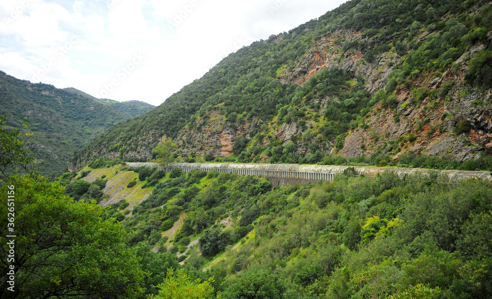 Túnel en el ferrocarril Algeciras - Bobadilla  por el Cañón de las Buitreras provincia de Málaga, España