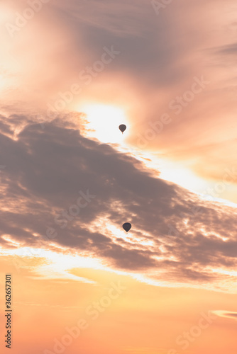 Obraz na płótnie Two balloons on a background of pink sunset and clouds w salonie