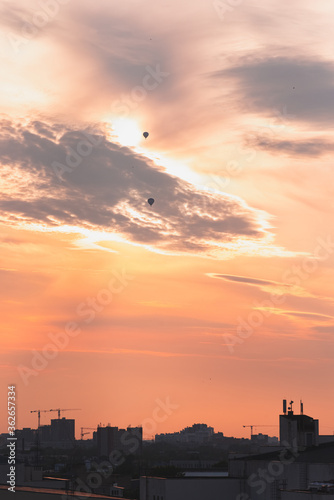 Obraz na płótnie Two balloons on a background of pink sunset and clouds w salonie