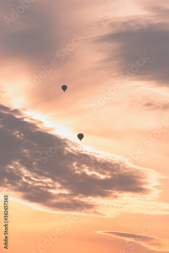 Obraz na płótnie Two balloons on a background of pink sunset and clouds w salonie