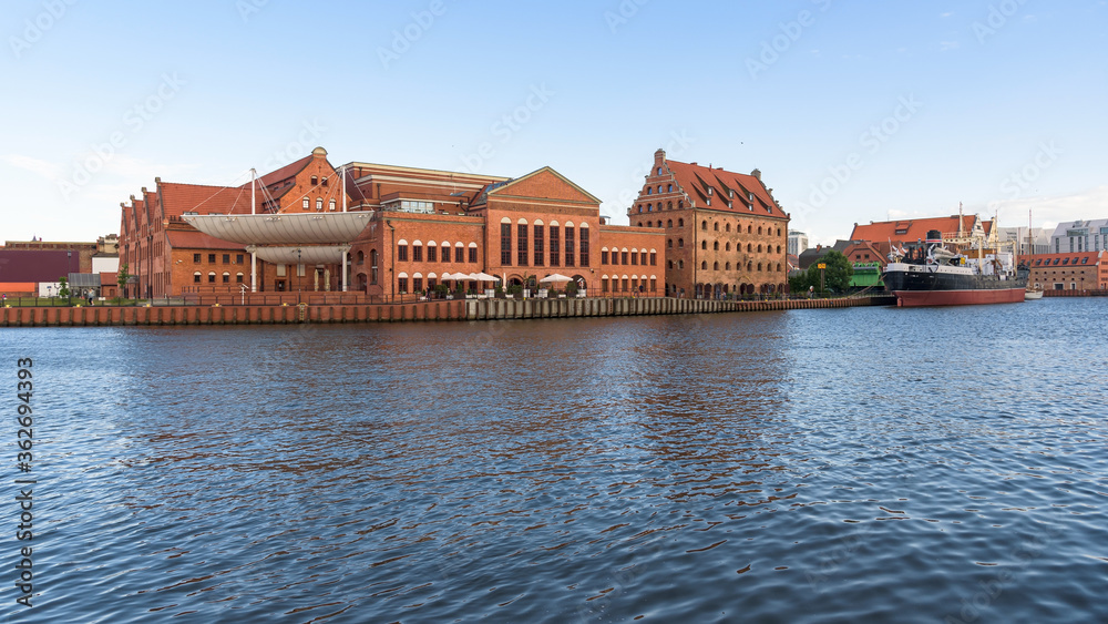 Obraz premium Brick buildings at Motlawa river in Gdansk