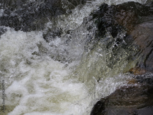 caída de agua pura, cristalina chocando contra las piedras © Marcela