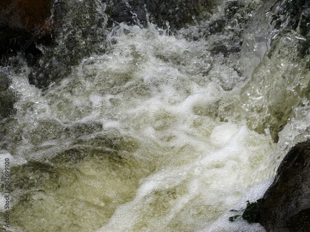 caída de agua pura, cristalina chocando contra las piedras y formando espuma caída de agua pura, cristalina chocando contra las piedras y formando espuma