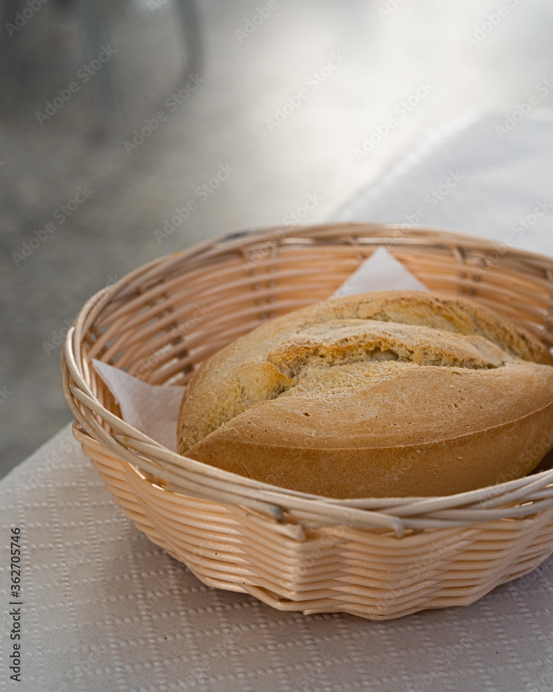 Pan en una cesta de un restaurante