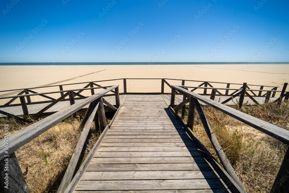 Camino de madera que conduce a la playa