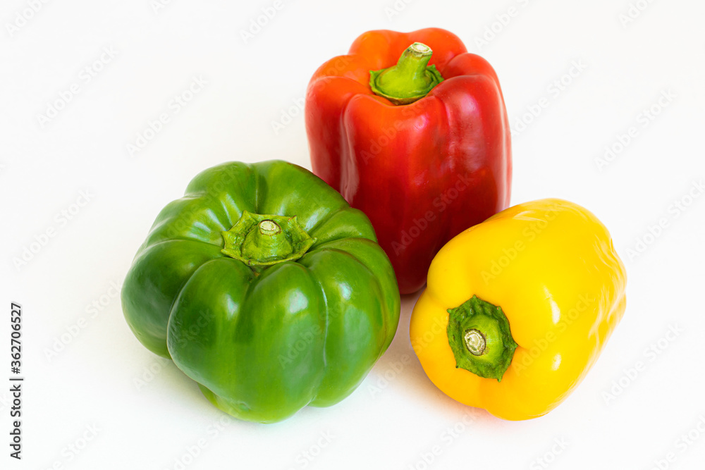 Pimiento rojo, amarillo y verde en fondo blanco Pimiento rojo, amarillo y verde en fondo blanco