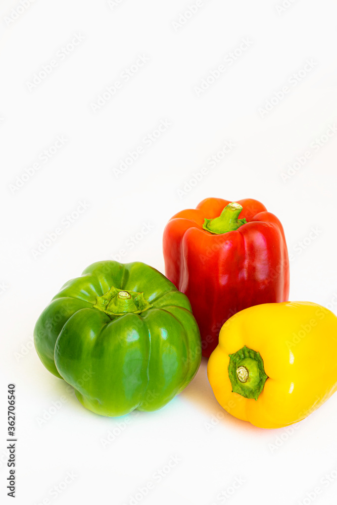 Pimiento rojo, amarillo y verde en fondo blanco Pimiento rojo, amarillo y verde en fondo blanco