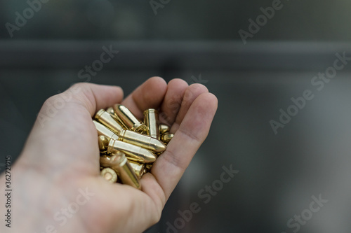 Foto Close-up Of Hand Holding Bullets
