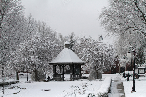 Fotografia Spring Snow Covers Buxton Park