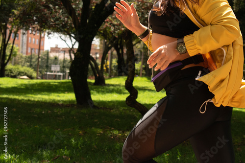 Mujer corriendo en el parque photo