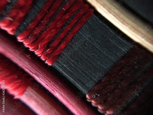 Estrutura de madeira escura com detalhes em vermelho, semelhante à estrutura asiática  photo
