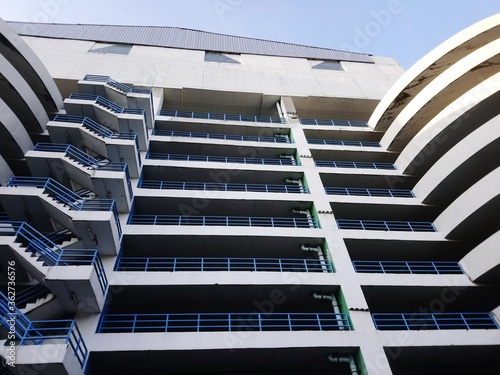 Fotografia, Obraz Low Angle View Of Modern Building Against Sky