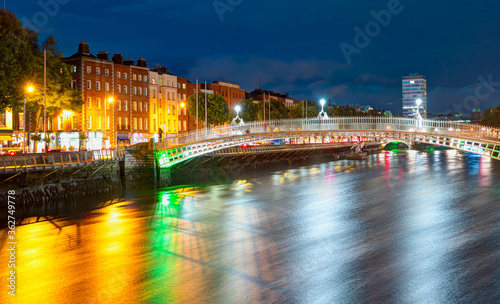 Obraz na płótnie Ha'Penny Bridge at twilight blue hour - Dublin, Ireland